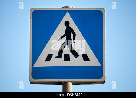 Foto von blauen quadratischen Fußgängerüberweg Schild über blauen Himmel hautnah Stockfoto