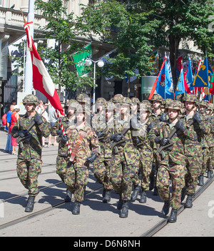 Zürich - August 1: Infanterie Division der Schweizer Armee in der Schweizer National Day Parade teilnehmen am 1. August 2009 in Zürich, Schweiz. Stockfoto