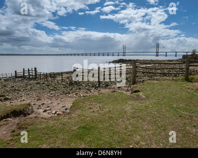 WALES COAST PATH IM SCHWARZEN ROCK MIT ZWEITE SEVERN ÜBERQUEREN AUF DER RÜCKSEITE BODEN. Monmouthshire Waes UK Stockfoto