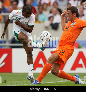 STUTTGART, DEUTSCHLAND - 16. JUNI: Bakary Kone von der Elfenbeinküste (L) tritt den Ball vor John Hettinga aus den Niederlanden (R) bei einem Spiel der FIFA-Weltmeisterschaft Gruppe C in der Mercedes-Benz Arena am 16. Juni 2006 in Stuttgart. Nur redaktionelle Verwendung. (Foto: Jonathan Paul Larsen / Diadem Images) Stockfoto