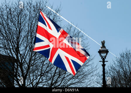 London, UK. 21. April 2013. Union Jack unter der Sonne in London. Bildnachweis: Kaan Diskaya/Alamy Live-Nachrichten Stockfoto