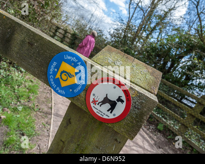 ANZEICHEN AUF WALES COAST PATH IM SCHWARZEN ROCK IN DER NÄHE VON PORTSKEWETT MONMOUTHSHIRE WALES UK Stockfoto