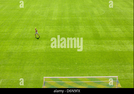 Lviv, Ukraine, läuft ein Mann über den frisch gemähten Rasen der Arena Lemberg, Spielstaette für die Euro 2012 Stockfoto