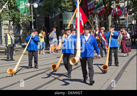 Zürich - August 1: Swiss National Day Parade am 1. August 2009 in Zürich, Schweiz. Musiker mit traditionellen Alphörner in einem historischen Kostüme von cantone Uri. Stockfoto