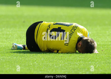 Dortmund, Deutschland. 20. April 2013. Dortmunds Jakub Blaszczykowski liegt verletzt auf dem Spielfeld während der Bundesliga-Fußballspiel zwischen Borussia Dortmund und dem FSV Mainz 05 im Signal Iduna Park Soccer Stadium in Dortmund, Deutschland, 20. April 2013. Foto: Revierfoto/Dpa/Alamy Live News Stockfoto