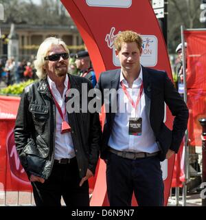 Richard Branson und Prinz Harry auf den Virgin London Marathon Medaille Präsentationen auf 21.04.2013 in der Mall, London. Personen im Bild: Richard Branson, Prinz Harry. Bild von Julie Edwards Stockfoto