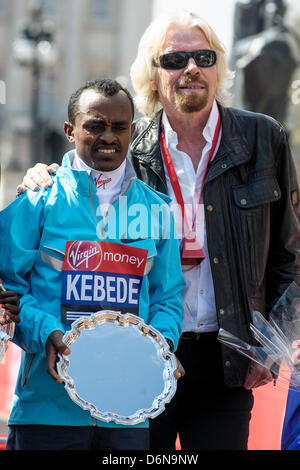 Virgin London Marathon Medaille Präsentationen auf 21.04.2013 in der Mall, London. Personen im Bild: Richard Branson, Tsegaye Kebede. Bild von Julie Edwards Stockfoto