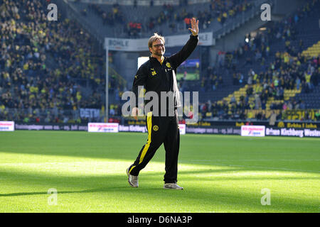 Dortmunds Trainer Juergen Klopp sagt Lebewohl an die Fans des Fußball-Bundesligisten Mainz, nachdem die Bundesliga Fußballspiel zwischen Borussia Dortmund und dem FSV Mainz 05 im Signal Iduna Park Soccer Stadium in Dortmund, Deutschland, 20. April 2013. Foto: Revierfoto Stockfoto