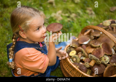 Mädchen, sammeln, riechen, Pilzsaison Stockfoto