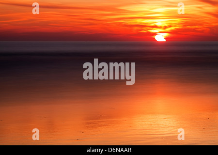 Conil De La Frontera, Spanien, Sonnenuntergang über dem Meer Stockfoto