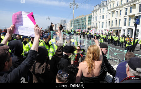 Brighton, Sussex UK versuchen 21. April 2013 - Anti-faschistischen Demonstranten, einen Marsch für England Prozession entlang Brighton Seafront heute stören. Die Parade war stark kontrolliert, als sie versuchten, halten die beiden Gruppen auseinander Foto von Simon Dack/Alamy Live News Stockfoto