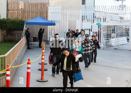 Fußgänger betreten die USA nach der Überquerung der Grenze von Mexicali, Mexiko in Calexico, Kalifornien 16. Februar 2012. Stockfoto