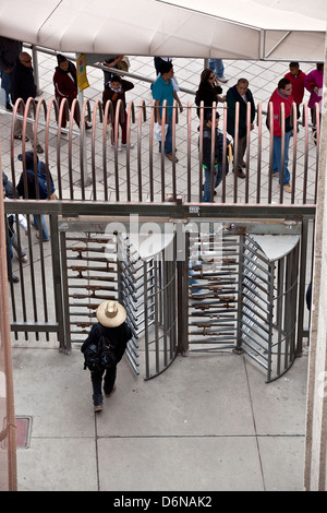 Fußgänger betreten die USA nach der Überquerung der Grenze von Mexicali, Mexiko in Calexico, Kalifornien 16. Februar 2012. Stockfoto