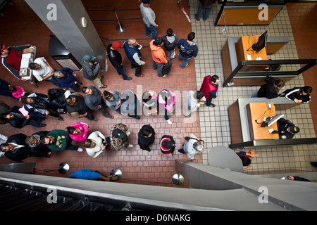 Fußgänger warten in der Schlange an der Grenze zu den USA aus Mexicali, Mexiko Calexico, Kalifornien 16. Februar 2012 eingehen. Stockfoto