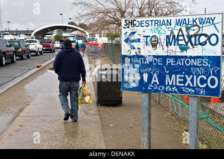 Schild der Fußgängerzone am Grenzübergang San Luis 16. Februar 2012 in San Luis, AZ. Stockfoto