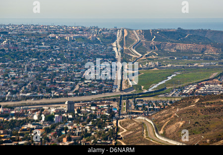 Luftaufnahme von den Grenzzaun zwischen San Diego und Tijuana 17. Februar 2012 in San Diego, CA Stockfoto