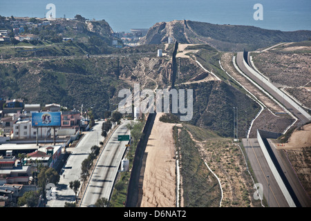 Luftaufnahme von den Grenzzaun zwischen San Diego und Tijuana 17. Februar 2012 in San Diego, CA Stockfoto