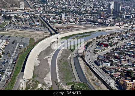 Luftaufnahme von den Grenzzaun zwischen San Diego und Tijuana 17. Februar 2012 in San Diego, CA Stockfoto