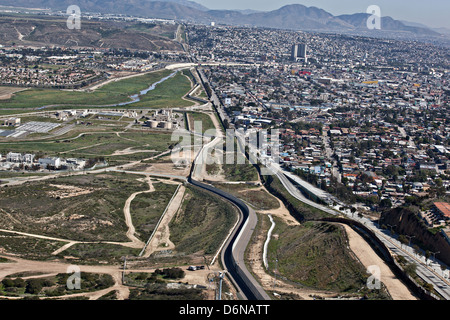 Luftaufnahme von den Grenzzaun zwischen San Diego und Tijuana 17. Februar 2012 in San Diego, CA Stockfoto