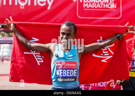 21.04.2013 London, England. Männer Sieger Tsegaye Kebede (Äthiopien) während der The Virgin London-Marathon. Stockfoto