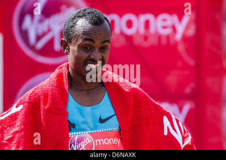 21.04.2013 London, England. Männer Sieger Tsegaye Kebede (Äthiopien) während der The Virgin London-Marathon. Stockfoto