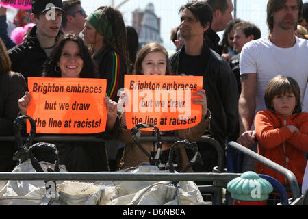 London, UK. 21. April 2013.  EDL-Anhänger beteiligen sich an einem "Marsch für England" in Brighton, die gegen die Anti-Facist Demonstranten am Strand Credit: Mario Mitsis / Alamy Live News Stockfoto