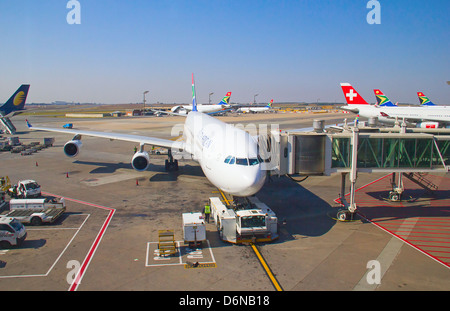 Johannesburg - 18. April: airbus a340 Aussteigens der Fluggäste nach interkontinentalflügen am 18. April 2012 in Johannesburg, Südafrika Johannesburg Tambo Airport ist der verkehrsreichste Flughafen in Afrika Stockfoto