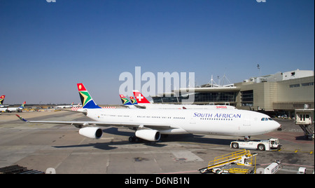 Johannesburg - 18. April: airbus a340 Aussteigens der Fluggäste nach interkontinentalflügen am 18. April 2012 in Johannesburg, Südafrika Johannesburg Tambo Airport ist der verkehrsreichste Flughafen in Afrika Stockfoto