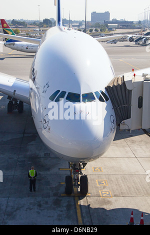 Johannesburg - 18. April: airbus a380 Aussteigens der Fluggäste nach interkontinentalflügen am 18. April 2012 in Johannesburg, Südafrika Johannesburg Tambo Airport ist der verkehrsreichste Flughafen in Afrika Stockfoto