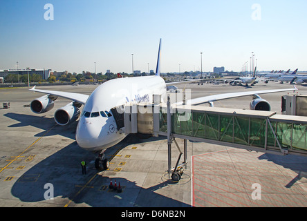 Johannesburg - 18. April: airbus a380 Aussteigens der Fluggäste nach interkontinentalflügen am 18. April 2012 in Johannesburg, Südafrika Johannesburg Tambo Airport ist der verkehrsreichste Flughafen in Afrika Stockfoto