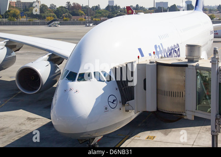 Johannesburg - 18. April: airbus a380 Aussteigens der Fluggäste nach interkontinentalflügen am 18. April 2012 in Johannesburg, Südafrika Johannesburg Tambo Airport ist der verkehrsreichste Flughafen in Afrika Stockfoto