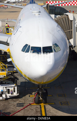 Johannesburg - 18. April: Boeing B767 Aussteigens der Fluggäste nach interkontinentalflügen am 18. April 2012 in Johannesburg, Südafrika Johannesburg Tambo Airport ist der verkehrsreichste Flughafen in Afrika Stockfoto