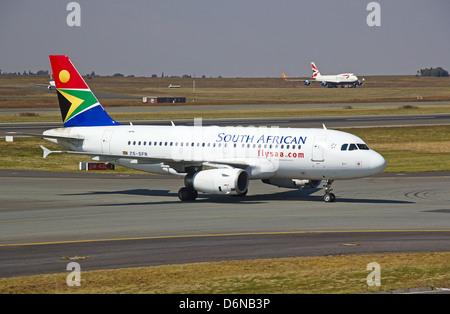 Johannesburg - 18. April: Airbus A319 rollt nach der Landung am 18. April 2012 in Johannesburg, Südafrika Johannesburg Tambo Airport ist der verkehrsreichste Flughafen in Afrika Stockfoto