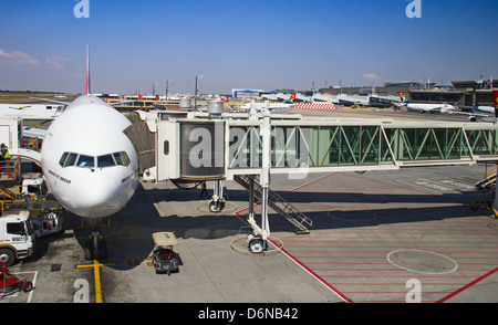 Johannesburg - 18. April: Boeing 777 Aussteigens der Fluggäste nach interkontinentalflügen am 18. April 2012 in Johannesburg, Südafrika Johannesburg Tambo Airport ist der verkehrsreichste Flughafen in Afrika Stockfoto