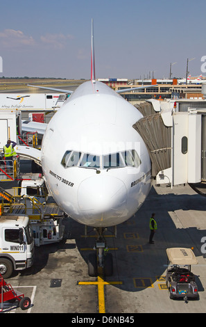 Johannesburg - 18. April: Boeing B777 Aussteigens der Fluggäste nach interkontinentalflügen am 18. April 2012 in Johannesburg, Südafrika Johannesburg Tambo Airport ist der verkehrsreichste Flughafen in Afrika Stockfoto