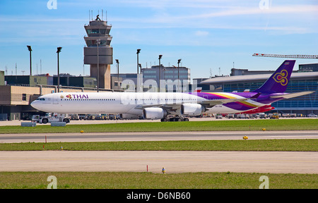 Zürich - 14. April: Thai Airways airbus a340 Rollen, bevor Sie sich auf den 14. April 2013 in Zürich, Schweiz. Der internationale Flughafen Zürich ist einer der wichtigsten europäischen Hub und Heimathafen der Schweizer Fluggesellschaft. Stockfoto