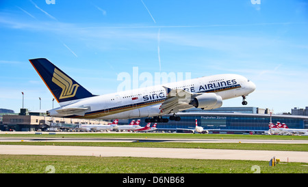 Zürich - April 14: singapore airlines airbus a380, die am 14. April 2013 in Zürich, Schweiz. a380 ist das größte zivile Flugzeuge der Welt. Stockfoto