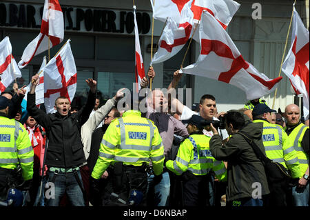 Brighton Sussex UK 21. April 2013 - Menschen auf dem Marsch für England Parade entlang Brighton Seafront Geste gegenüber den Massen gegen sie. Die Parade war stark kontrolliert, als sie versuchten, halten die beiden Gruppen auseinander Foto von Simon Dack Stockfoto