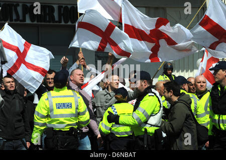 Brighton Sussex UK 21. April 2013 - Menschen auf dem Marsch für England Parade entlang Brighton Seafront Geste gegenüber den Massen gegen sie. Die Parade war stark kontrolliert, als sie versuchten, die beiden Gruppen auseinander zu halten Stockfoto