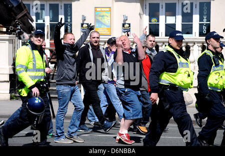 Brighton Sussex UK 21. April 2013 - Menschen auf dem Marsch für England Parade entlang Brighton Seafront Geste gegenüber den Massen gegen sie. Die Parade war stark kontrolliert, als sie versuchten, die beiden Gruppen auseinander zu halten Stockfoto