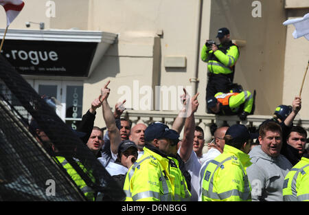 Brighton, Sussex UK parade 21. April 2013 - einen massiven Polizeieinsatz für den Marsch nach England heute Brighton Strandpromenade entlang. Stockfoto