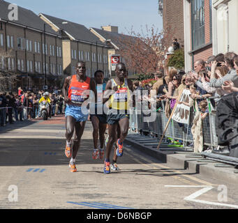 London, UK. 21. April 2013. London Virgin Marathon 2013 - 16. Meile, führende Gruppe von Läufern mit Emmanuel Kebede (2., KEN), Stanley Biwott (8., KEN), Ayele Abishero (3., ETH, blaues Hemd) Stockfoto