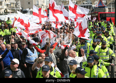London, UK. 21. April 2013.  EDL-Anhänger beteiligen sich an einem "Marsch für England" in Brighton, die gegen die Anti-Facist Demonstranten am Strand Credit: Mario Mitsis / Alamy Live News Stockfoto