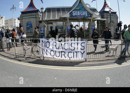 Sussex in Brighton. 21. April 2013. Banner in der Nähe von Brighton Pier liest "Keine Rassisten in unsere Stadt". Rechtsextremen nationalistischen Gruppe März für England halt St. Georgs Tag März in Brighton. Der Marsch ist durch vehement anti-faschistische Gruppen und Einheimische, die behaupten, dass die Veranstaltung ist nur eine Fassade für Neo-Nazis, parade durch die Stadt. Bildnachweis: Martyn Wheatley/Alamy Live-Nachrichten Stockfoto
