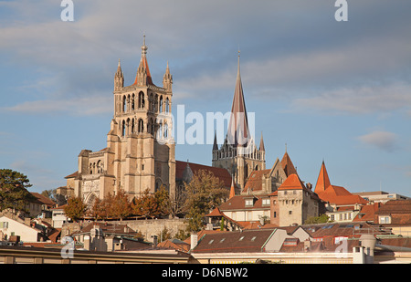 Sonnenuntergang über der alten Kathedrale in Lausanne, dominieren das Stadtbild Stockfoto