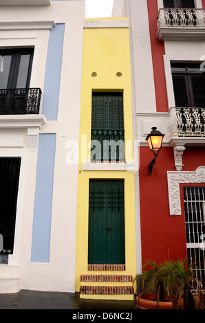 Schmale Gebäude in Old San Juan, Puerto Rico Stockfoto