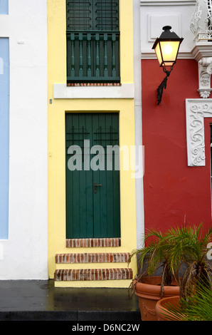 Schmale Gebäude in Old San Juan, Puerto Rico Stockfoto