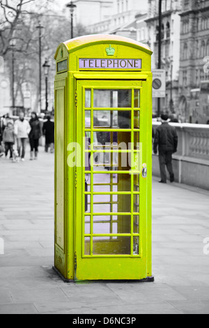 Berühmte rote Telefonzelle in London, Großbritannien Stockfoto