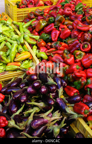 Inca, Mallorca, Spanien, Paprika und Auberginen auf einem Wochenmarkt Stockfoto