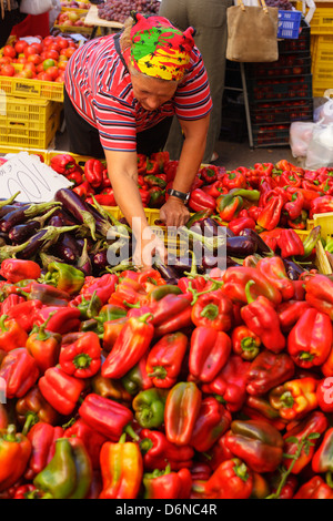 Inca, Mallorca, Spanien, Paprika und Auberginen auf einem Wochenmarkt Stockfoto